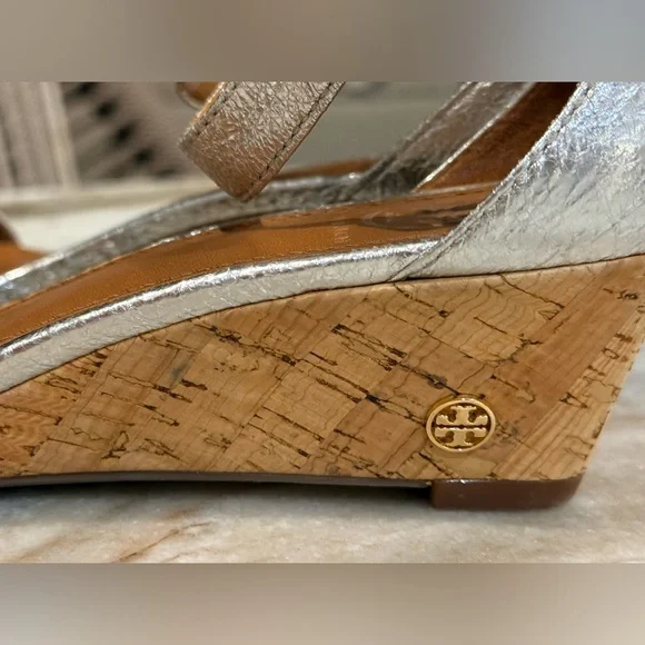 Women’s TORY BURCH Savannah cracked silver wedge sandals- Size 7 - Picture 6 of 9